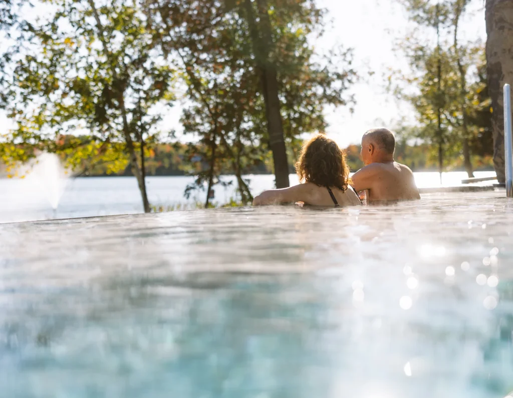 Couple relaxant dans un spa au bord du lac