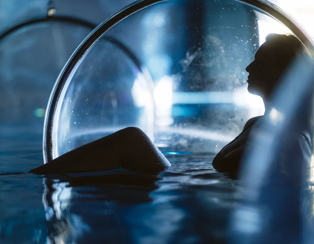 Silhouette de femme relaxant dans un spa lumineux