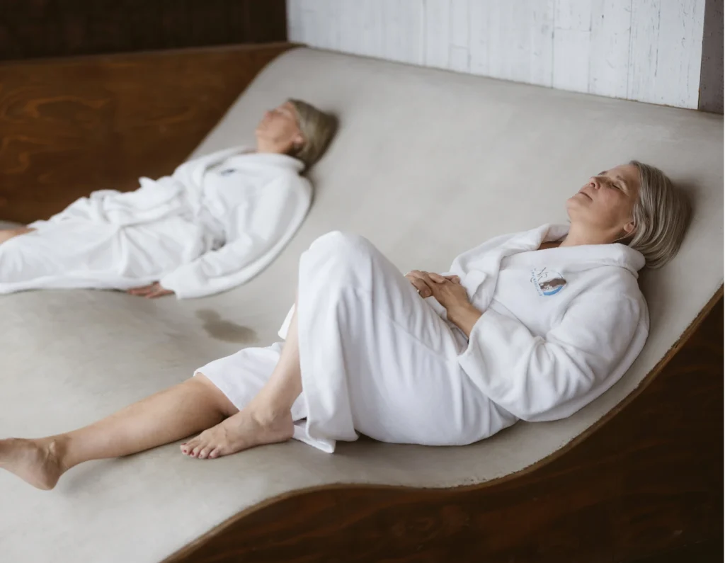 Deux femmes en peignoir se relaxent au spa