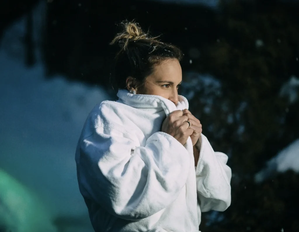 Femme en peignoir blanc dans la neige