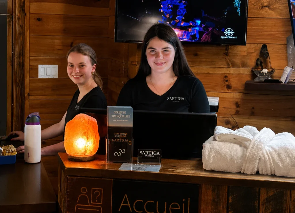 Réceptionnistes souriantes au comptoir d’un spa