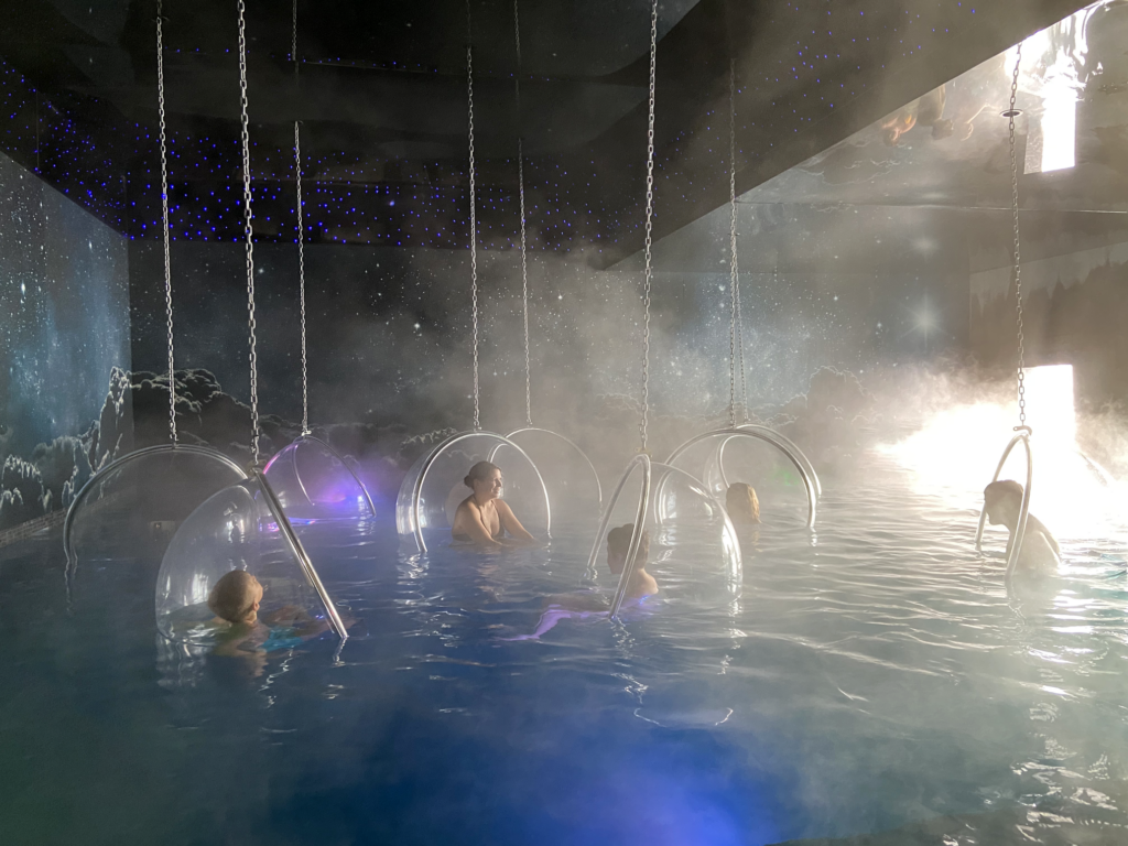 Spa intérieur avec bulles suspendues et plafond étoilé