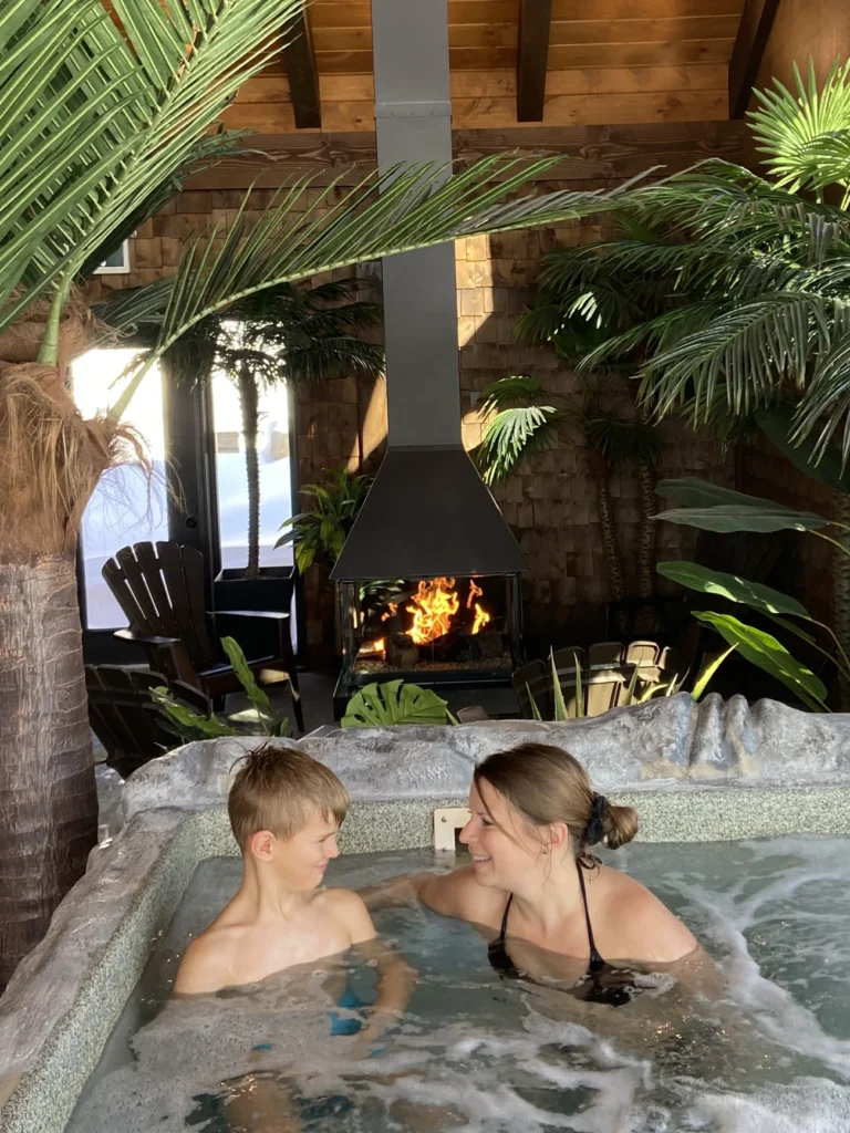 Femme et enfant dans un spa intérieur