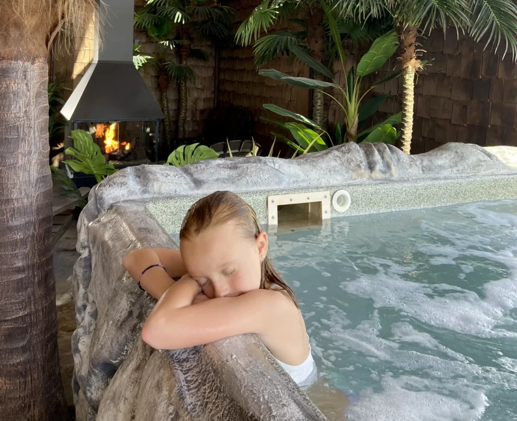 Enfant relaxe dans spa intérieur tropical