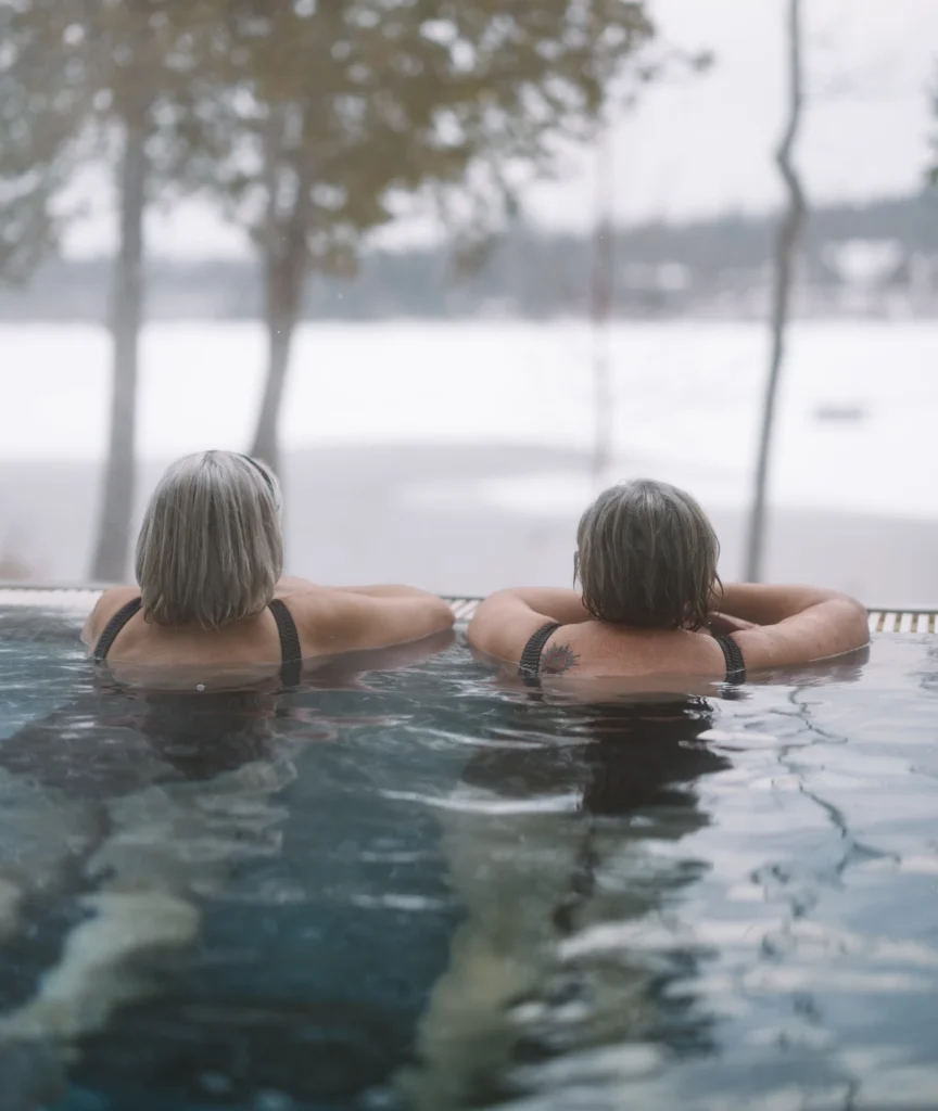 Deux femmes dans un spa face au lac
