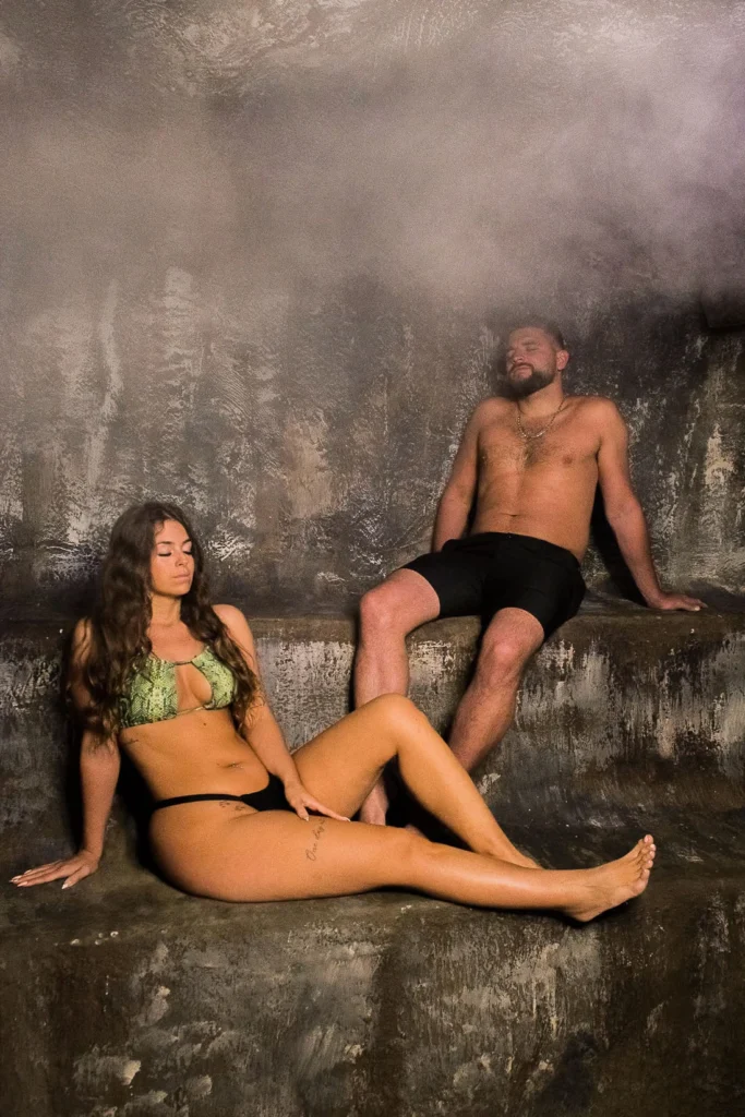 Couple se relaxant dans un sauna vapeur
