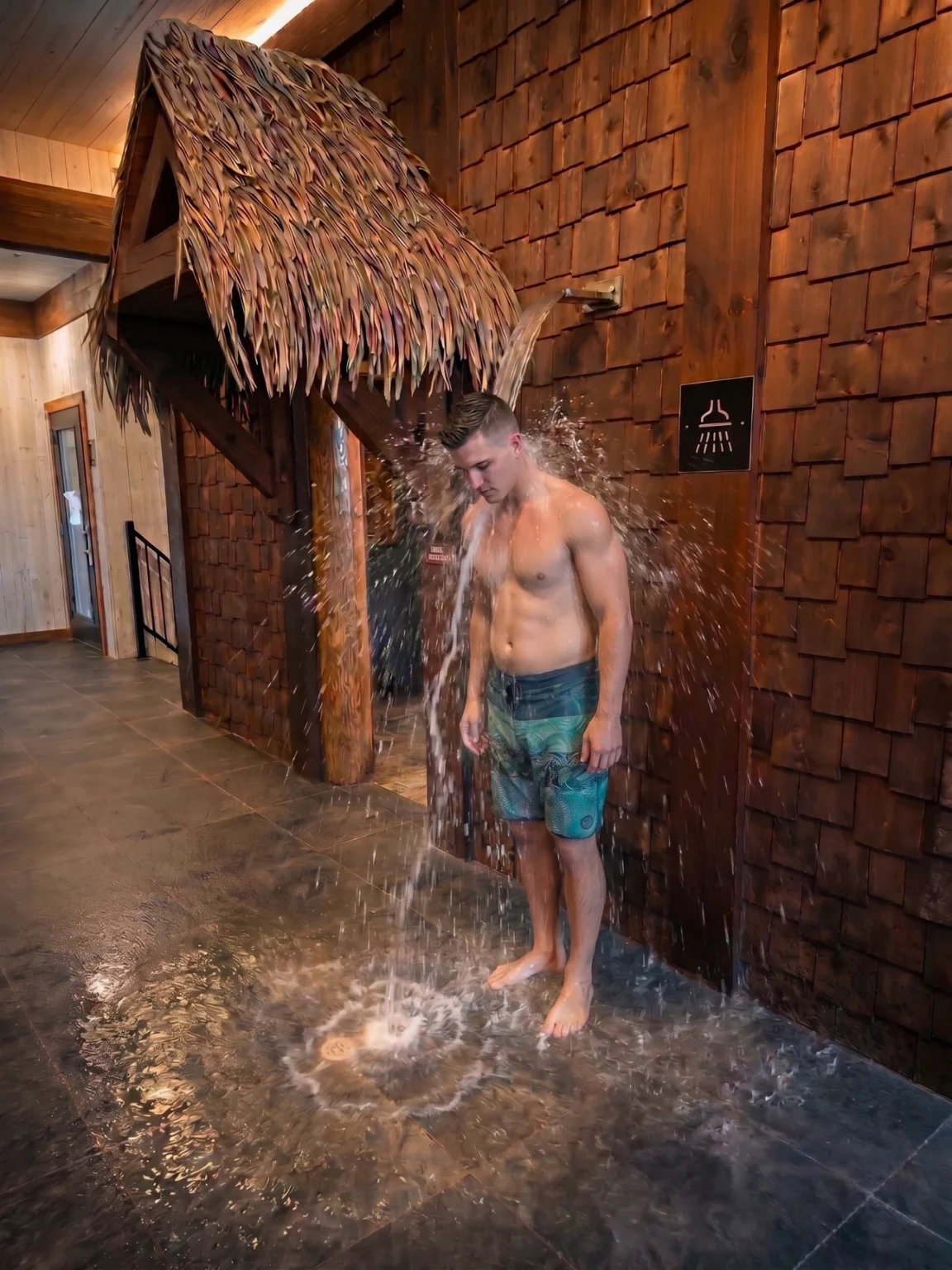 Homme sous douche froide style spa nordique