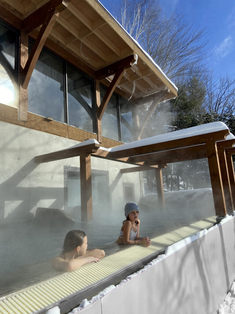Enfants dans piscine extérieure en hiver enneigé