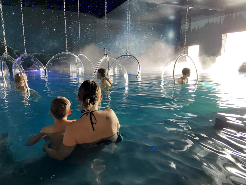 Piscine intérieure avec bulles suspendues lumineuses