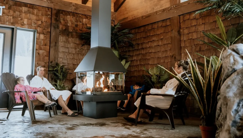 Famille relaxant autour d’un foyer intérieur moderne