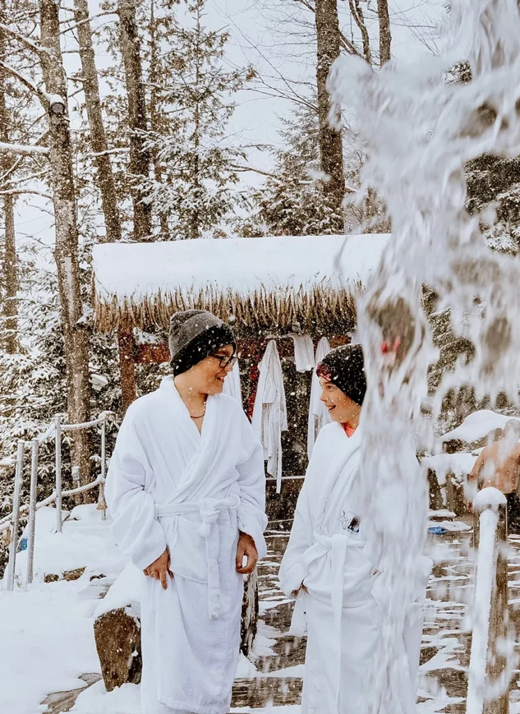 Deux personnes en peignoir dans la neige