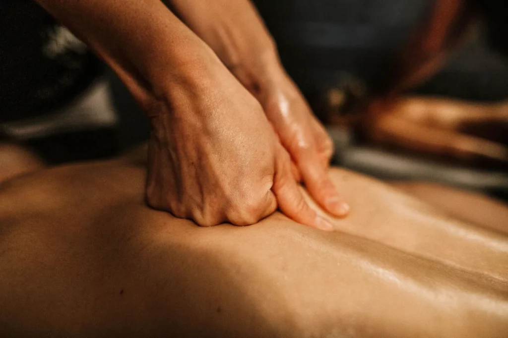 Massage du dos avec pression des mains