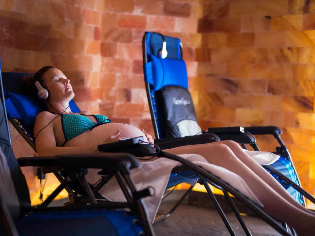 Femme enceinte relaxant dans une salle de sel
