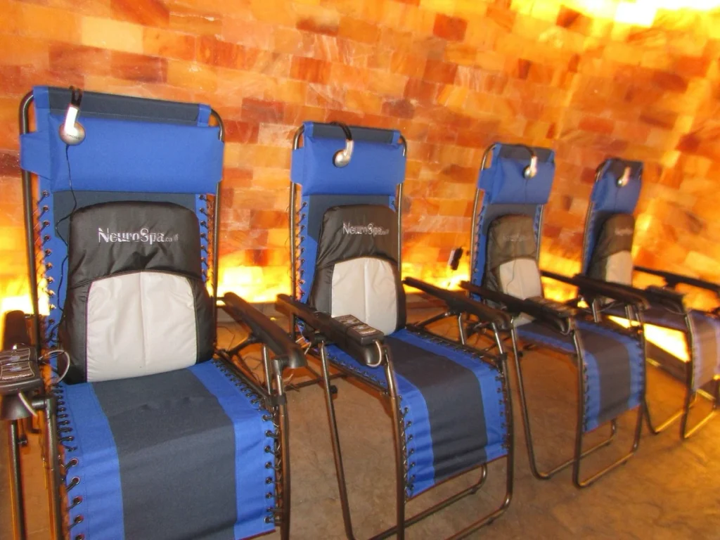 Chaises inclinables dans une salle de sel