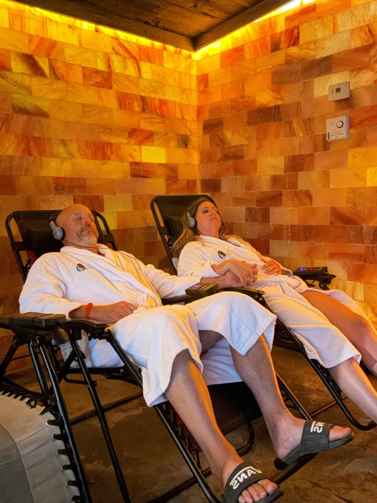 Couple relaxant dans une salle de sel