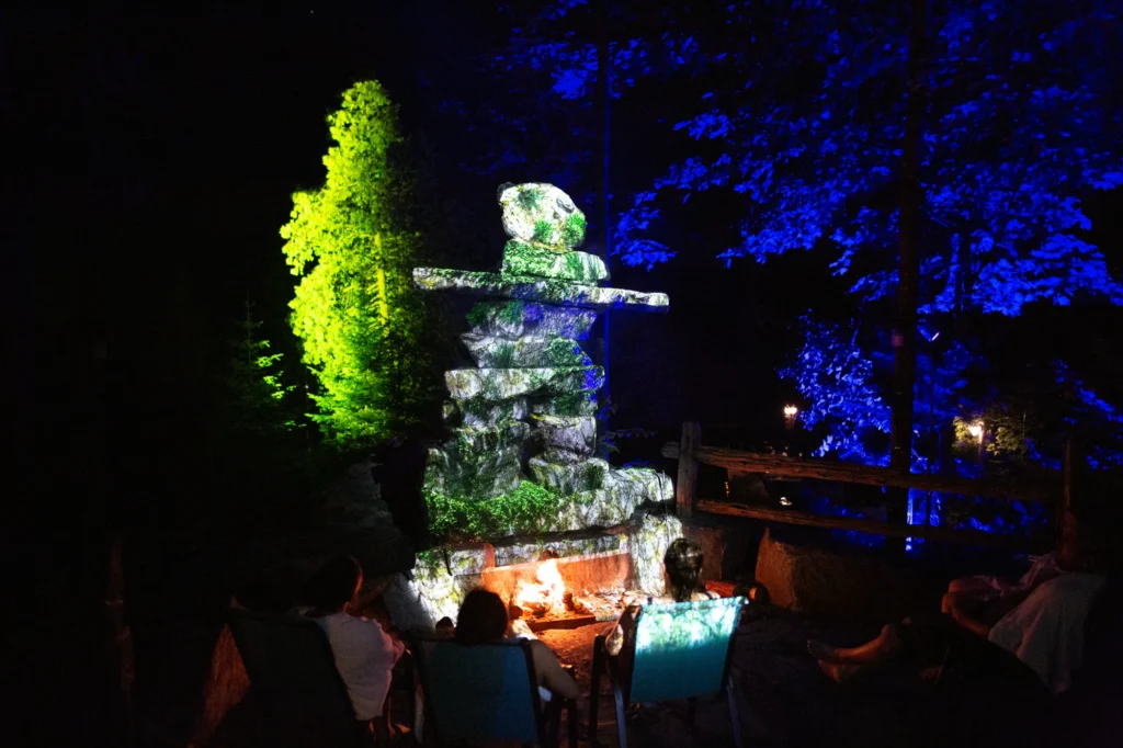 Foyer extérieur illuminé dans une forêt nocturne