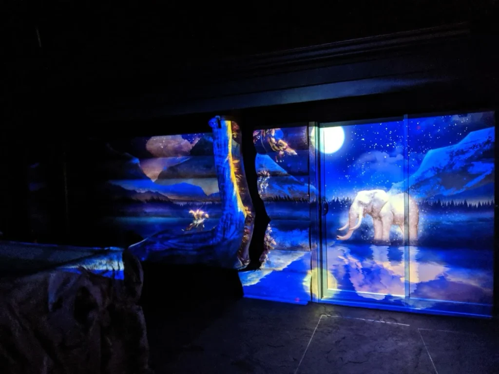 Chambre sombre avec éléphant sous la lune