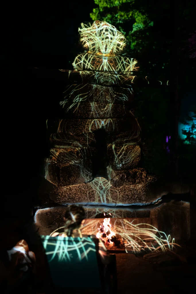 Statue illuminée par projections lumineuses nocturnes