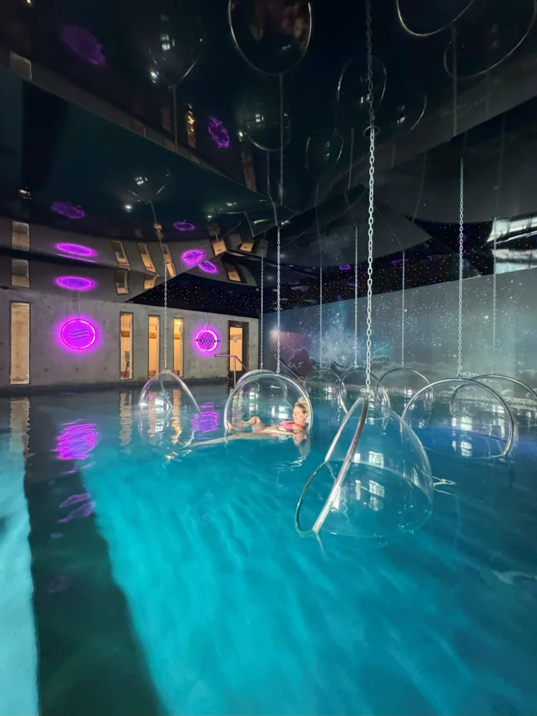Spa intérieur avec bulles suspendues et piscine