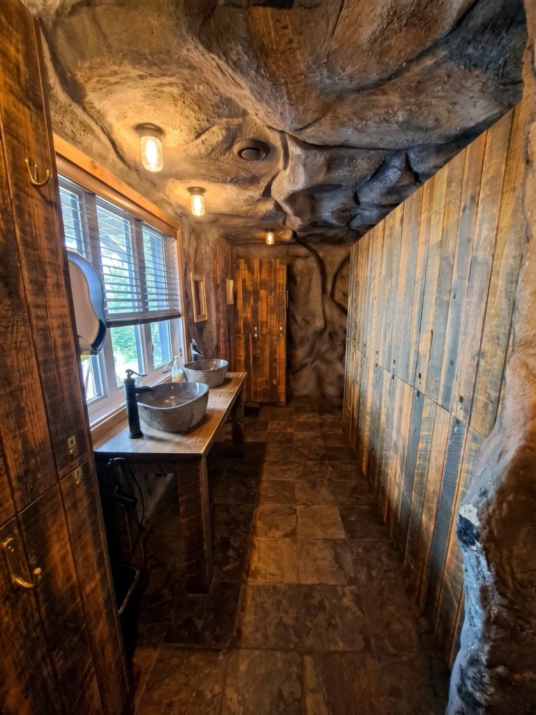 Salle de bain rustique avec murs en pierre