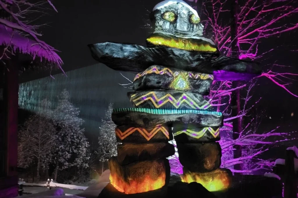 Inukshuk illuminé dans paysage enneigé nocturne