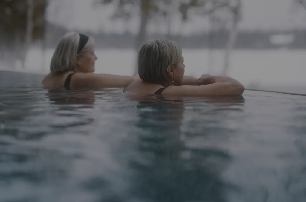 Deux femmes se détendent dans un spa extérieur