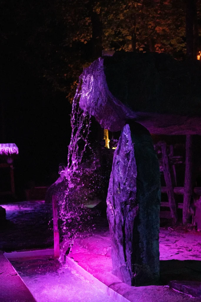 Fontaine illuminée en violet la nuit