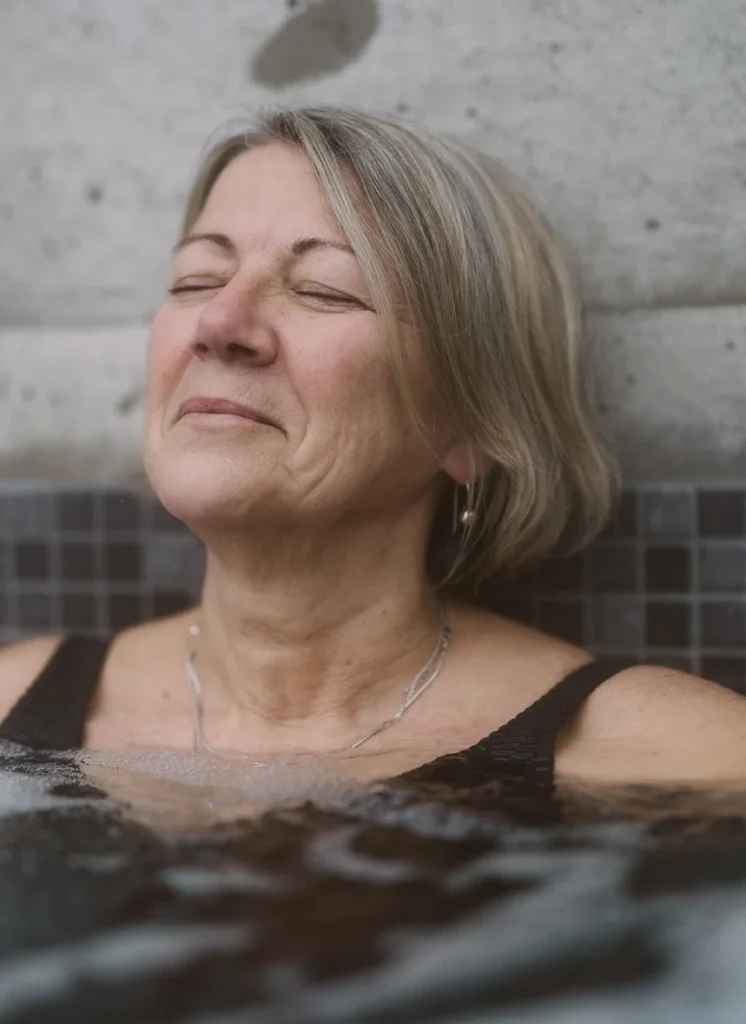 Femme se relaxant dans un spa extérieur