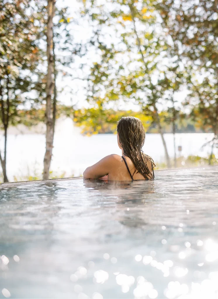 Femme dans un spa face au lac