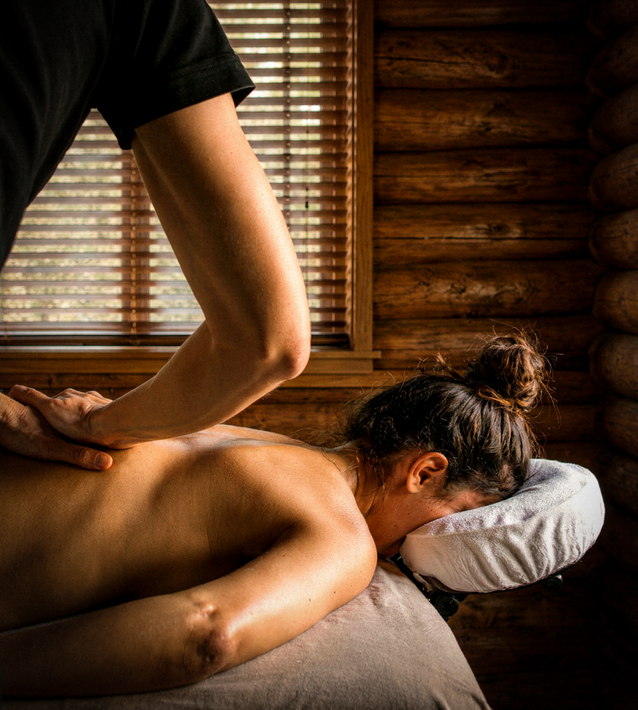 Massage du dos dans un spa rustique