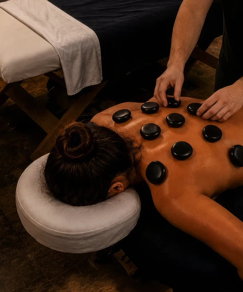 Massage aux pierres chaudes dans un spa