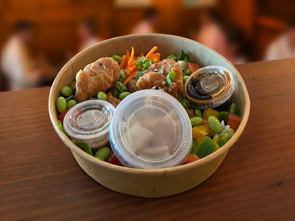 Bol poke au poulet frit et légumes