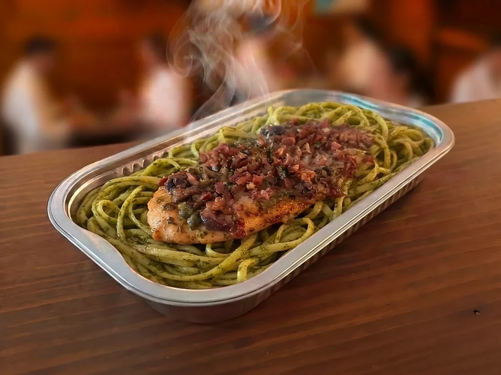 Pâtes pesto au poulet grillé fumant