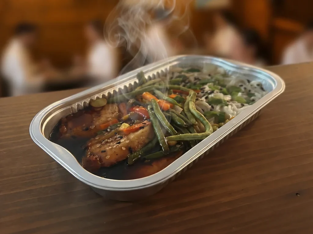 Plateau repas chaud saumon, légumes et riz