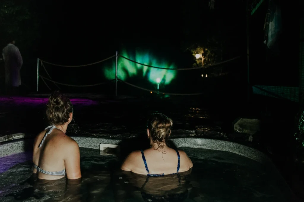 Deux personnes dans un spa la nuit