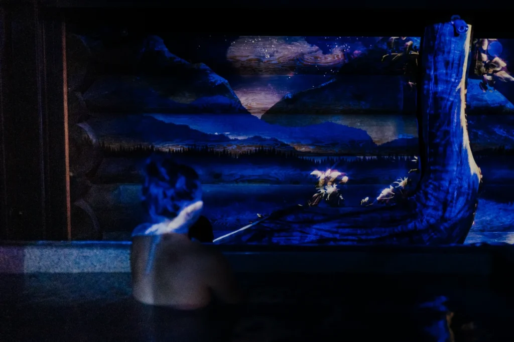 Personne dans un spa devant paysage nocturne