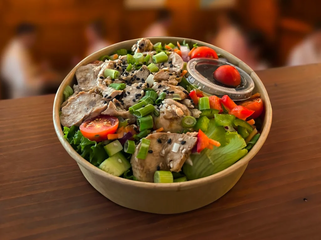 Bol de salade au poulet grillé et légumes