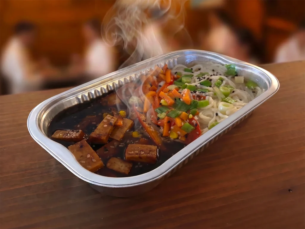 Plat de nouilles vapeur avec tofu et légumes